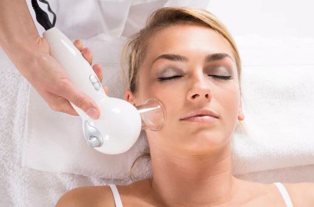 يساعد التدليك الفراغي على تنظيف بشرة الوجه وتنعيم التجاعيد